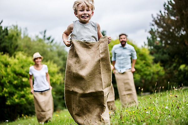 포토 JPG 주간 전신 서양인 외국인 나무 응시 여자 남자 어린이 가족 서기 웃음 초원 성인 야외 앞모습 아웃포커스 세명 소풍 게임 즐거움 포대자루 포대자루달리기 국내포토 자연요소 식물 시선 감정 뷰포인트 관계 모션 놀이 촬영기법 표정 사람 인종 경기 야외활동 자루 파일형식
