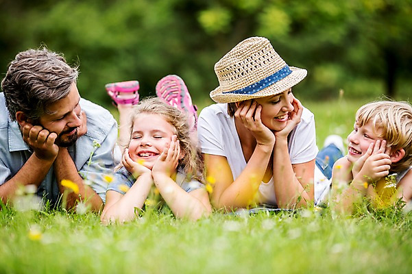 포토 JPG 주간 전신 서양인 외국인 응시 여자 남자 어린이 엎드리기 가족 웃음 초원 여러명 상반신 성인 야외 앞모습 옆모습 소풍 턱괴기 즐거움 국내포토 자연요소 시선 감정 뷰포인트 다수 관계 모션 표정 사람 인종 야외활동 파일형식