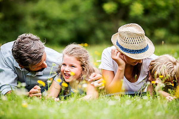 포토 JPG 주간 서양인 외국인 응시 여자 남자 어린이 엎드리기 가족 웃음 초원 여러명 상반신 성인 야외 앞모습 옆모습 소풍 턱괴기 즐거움 국내포토 자연요소 시선 감정 뷰포인트 다수 관계 모션 표정 사람 인종 야외활동 파일형식