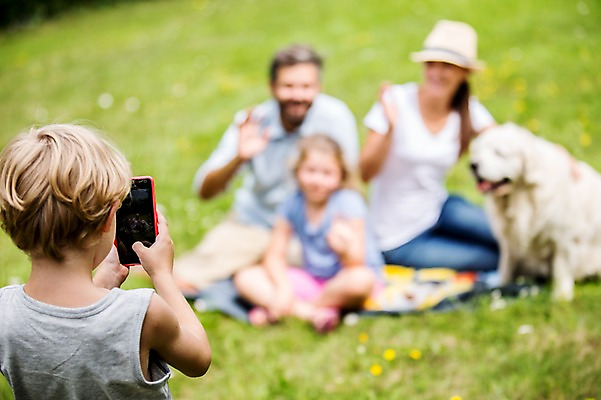 포토 JPG 주간 전신 서양인 외국인 한마리 응시 여자 남자 어린이 가족 웃음 앉기 초원 여러명 상반신 성인 야외 앞모습 뒷모습 아웃포커스 스마트폰 소풍 사진촬영 개 단체사진 국내포토 자연요소 1 시선 뷰포인트 다수 포유류 관계 모션 촬영기법 표정 사람 인종 핸드폰 스마트기기 야외활동 촬영 기념사진 파일형식