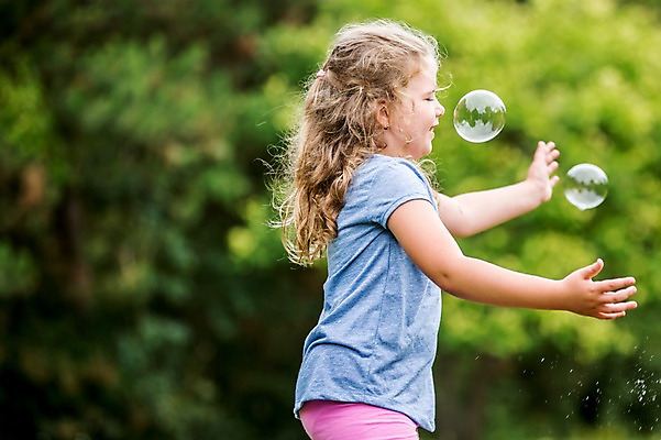 포토 JPG 주간 서양인 외국인 응시 여자 어린이 한명 서기 웃음 상반신 야외 옆모습 아웃포커스 소풍 비눗방울 숲 즐거움 소녀한명만 국내포토 자연요소 1 시선 감정 뷰포인트 모션 촬영기법 표정 사람 인종 야외활동 여자한명만 소녀만 파일형식