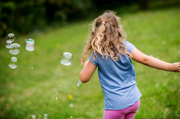 포토 JPG 주간 서양인 외국인 여자 어린이 한명 서기 초원 상반신 야외 뒷모습 소풍 비눗방울 소녀한명만 국내포토 자연요소 1 뷰포인트 모션 사람 인종 야외활동 여자한명만 소녀만 파일형식
