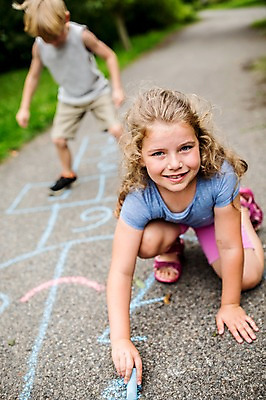 포토 JPG 주간 전신 서양인 외국인 응시 여자 남자 길 어린이 놀이 서기 웃음 앉기 야외 두명 앞모습 아웃포커스 소풍 게임 그리기 즐거움 그림 땅따먹기 국내포토 자연요소 시선 감정 뷰포인트 모션 촬영기법 표정 사람 인종 야외활동 파일형식