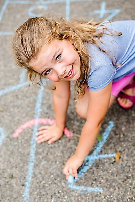 포토 JPG 주간 전신 서양인 외국인 응시 여자 길 어린이 놀이 한명 웃음 앉기 야외 앞모습 소풍 게임 즐거움 그림 땅따먹기 소녀한명만 국내포토 자연요소 1 시선 감정 뷰포인트 모션 표정 사람 인종 야외활동 여자한명만 소녀만 파일형식