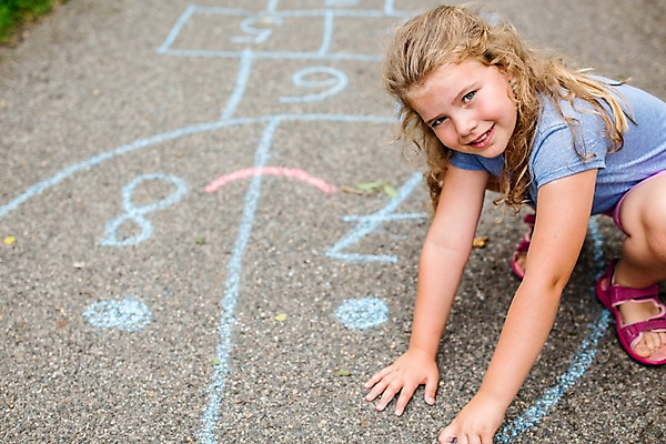 포토 JPG 주간 전신 서양인 외국인 응시 여자 길 어린이 놀이 한명 웃음 앉기 야외 앞모습 소풍 게임 그리기 즐거움 그림 땅따먹기 소녀한명만 국내포토 자연요소 1 시선 감정 뷰포인트 모션 표정 사람 인종 야외활동 여자한명만 소녀만 파일형식