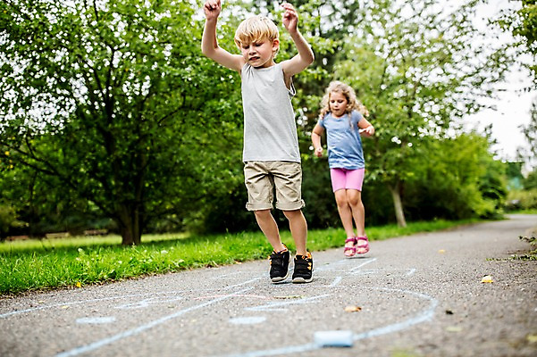 포토 JPG 주간 전신 서양인 외국인 응시 여자 남자 길 어린이 놀이 서기 웃음 야외 두명 앞모습 소풍 점프 게임 즐거움 그림 땅따먹기 국내포토 자연요소 시선 감정 뷰포인트 모션 표정 사람 인종 야외활동 파일형식