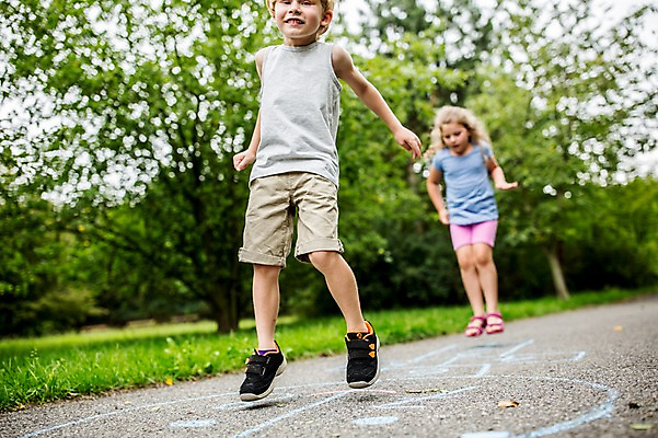 포토 JPG 주간 전신 서양인 외국인 응시 여자 남자 길 어린이 놀이 서기 웃음 야외 두명 앞모습 소풍 점프 게임 즐거움 그림 땅따먹기 국내포토 자연요소 시선 감정 뷰포인트 모션 표정 사람 인종 야외활동 파일형식