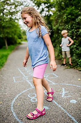 포토 JPG 주간 전신 서양인 외국인 응시 여자 남자 길 어린이 놀이 서기 웃음 야외 두명 앞모습 옆모습 아웃포커스 소풍 게임 즐거움 그림 땅따먹기 국내포토 자연요소 시선 감정 뷰포인트 모션 촬영기법 표정 사람 인종 야외활동 파일형식
