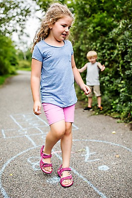 포토 JPG 주간 전신 서양인 외국인 응시 여자 남자 길 어린이 놀이 서기 웃음 야외 두명 앞모습 옆모습 아웃포커스 소풍 게임 즐거움 그림 땅따먹기 국내포토 자연요소 시선 감정 뷰포인트 모션 촬영기법 표정 사람 인종 야외활동 파일형식
