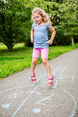 포토 JPG 주간 전신 서양인 외국인 응시 여자 길 어린이 놀이 한명 서기 웃음 야외 앞모습 소풍 점프 게임 즐거움 그림 땅따먹기 소녀한명만 국내포토 자연요소 1 시선 감정 뷰포인트 모션 표정 사람 인종 야외활동 여자한명만 소녀만 파일형식