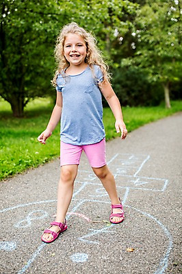 포토 JPG 주간 전신 서양인 외국인 응시 여자 길 어린이 놀이 한명 서기 웃음 야외 앞모습 소풍 게임 즐거움 그림 땅따먹기 소녀한명만 국내포토 자연요소 1 시선 감정 뷰포인트 모션 표정 사람 인종 야외활동 여자한명만 소녀만 파일형식