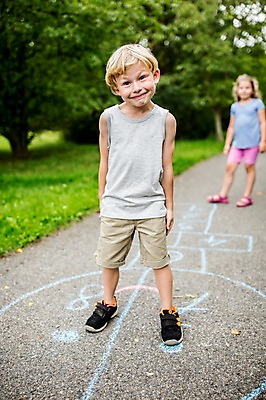 포토 JPG 주간 전신 서양인 외국인 응시 여자 남자 길 어린이 놀이 서기 웃음 야외 두명 앞모습 아웃포커스 소풍 게임 즐거움 그림 땅따먹기 국내포토 자연요소 시선 감정 뷰포인트 모션 촬영기법 표정 사람 인종 야외활동 파일형식