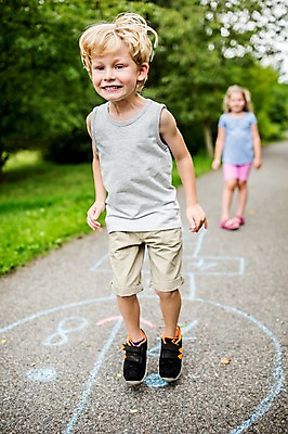 포토 JPG 주간 전신 서양인 외국인 응시 여자 남자 길 어린이 놀이 서기 웃음 야외 두명 앞모습 아웃포커스 소풍 게임 즐거움 그림 땅따먹기 국내포토 자연요소 시선 감정 뷰포인트 모션 촬영기법 표정 사람 인종 야외활동 파일형식