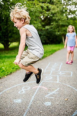 포토 JPG 주간 전신 서양인 외국인 응시 여자 남자 길 어린이 놀이 서기 웃음 야외 두명 앞모습 옆모습 아웃포커스 소풍 게임 즐거움 그림 땅따먹기 국내포토 자연요소 시선 감정 뷰포인트 모션 촬영기법 표정 사람 인종 야외활동 파일형식