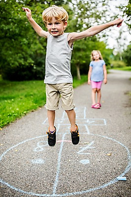 포토 JPG 주간 전신 서양인 외국인 응시 여자 남자 길 어린이 놀이 서기 웃음 야외 두명 앞모습 아웃포커스 소풍 점프 게임 즐거움 그림 땅따먹기 국내포토 자연요소 시선 감정 뷰포인트 모션 촬영기법 표정 사람 인종 야외활동 파일형식
