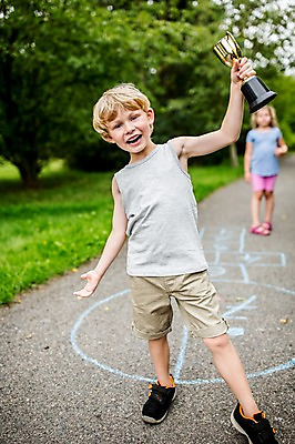 포토 JPG 주간 전신 서양인 외국인 응시 여자 남자 길 어린이 서기 웃음 들기 야외 두명 앞모습 아웃포커스 소풍 우승 트로피 그림 땅따먹기 국내포토 자연요소 시선 뷰포인트 모션 놀이 촬영기법 표정 사람 인종 야외활동 최고 상_우승 파일형식