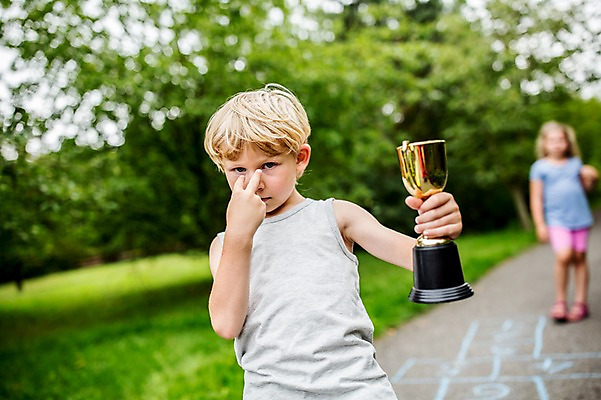 포토 JPG 주간 서양인 외국인 응시 여자 남자 길 어린이 서기 웃음 들기 상반신 야외 두명 앞모습 아웃포커스 소풍 우승 트로피 그림 땅따먹기 국내포토 자연요소 시선 뷰포인트 모션 놀이 촬영기법 표정 사람 인종 야외활동 최고 상_우승 파일형식