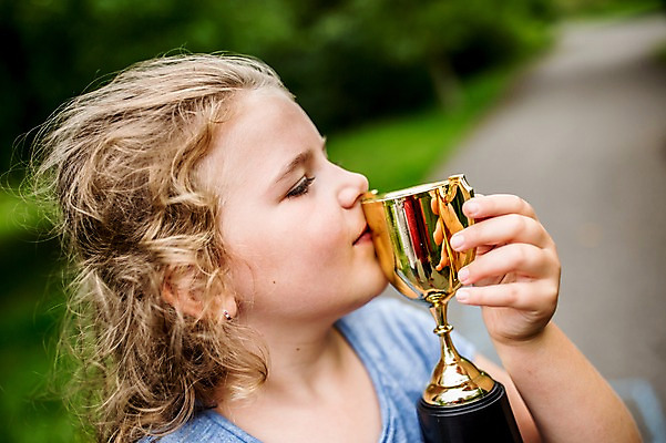 포토 JPG 주간 서양인 외국인 응시 여자 길 어린이 키스 한명 서기 웃음 들기 상반신 야외 옆모습 소풍 우승 트로피 소녀한명만 국내포토 자연요소 1 시선 뷰포인트 모션 표정 사람 인종 야외활동 최고 상_우승 애정표현 여자한명만 소녀만 파일형식
