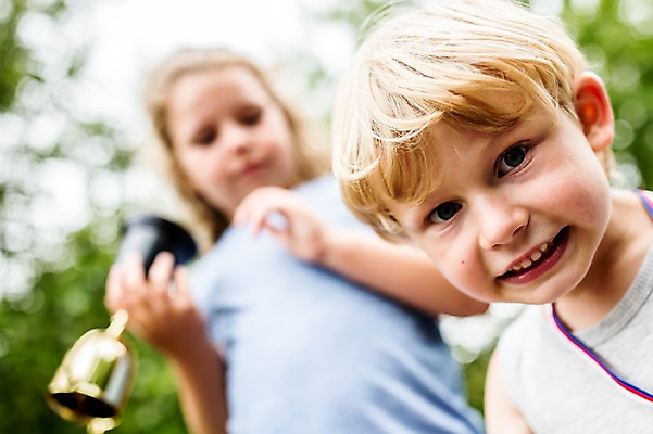 포토 JPG 주간 서양인 외국인 응시 여자 남자 어린이 서기 웃음 들기 상반신 야외 두명 앞모습 아웃포커스 소풍 우승 최고 트로피 메달 국내포토 자연요소 시선 뷰포인트 모션 촬영기법 표정 사람 인종 야외활동 상_우승 상_상패 파일형식