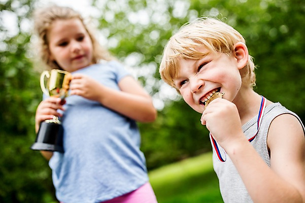 포토 JPG 주간 서양인 외국인 응시 여자 남자 어린이 서기 웃음 들기 상반신 야외 두명 앞모습 아웃포커스 소풍 우승 최고 물기 트로피 메달 국내포토 자연요소 시선 뷰포인트 모션 촬영기법 표정 사람 인종 야외활동 상_우승 상_상패 파일형식