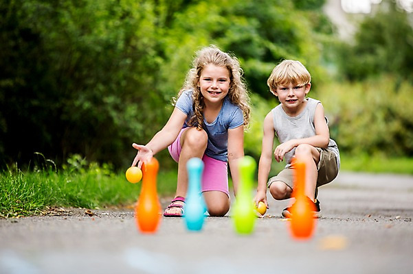 포토 JPG 주간 전신 서양인 외국인 응시 여자 남자 어린이 웃음 앉기 야외 두명 앞모습 아웃포커스 소풍 게임 볼링핀 볼링 국내포토 자연요소 시선 뷰포인트 모션 놀이 촬영기법 표정 사람 인종 야외활동 구기 볼링용품 파일형식