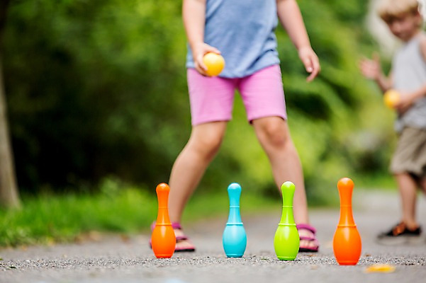 포토 JPG 주간 전신 서양인 외국인 응시 여자 남자 어린이 서기 웃음 야외 두명 앞모습 아웃포커스 소풍 하반신 게임 볼링핀 볼링 국내포토 자연요소 시선 뷰포인트 모션 놀이 촬영기법 표정 사람 인종 야외활동 구기 볼링용품 파일형식