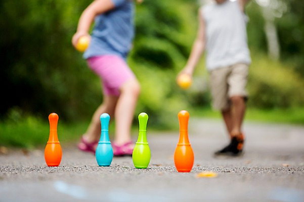 포토 JPG 주간 서양인 외국인 응시 여자 남자 어린이 서기 웃음 야외 두명 아웃포커스 소풍 하반신 게임 볼링핀 볼링 국내포토 자연요소 시선 모션 놀이 촬영기법 표정 사람 인종 야외활동 구기 볼링용품 파일형식