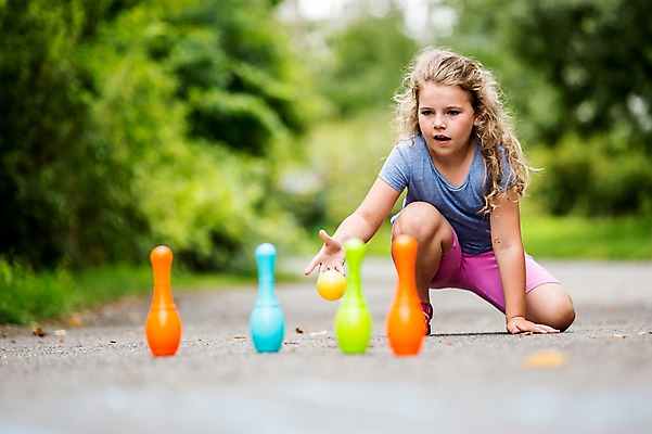 포토 JPG 주간 전신 서양인 외국인 응시 여자 어린이 한명 웃음 야외 앞모습 아웃포커스 소풍 게임 볼링핀 볼링 소녀한명만 국내포토 자연요소 1 시선 뷰포인트 놀이 촬영기법 표정 사람 인종 야외활동 구기 볼링용품 여자한명만 소녀만 파일형식