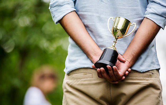 포토 JPG 주간 서양인 외국인 여자 남자 가족 서기 상반신 성인 야외 두명 뒷모습 아웃포커스 신체부위 소풍 우승 트로피 뒷짐 국내포토 자연요소 뷰포인트 관계 모션 촬영기법 사람 인종 야외활동 최고 상_우승 파일형식