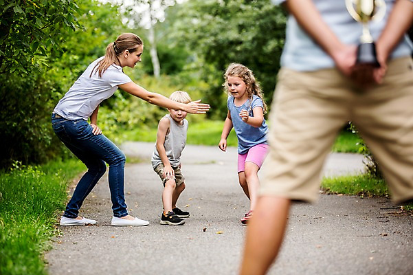 포토 JPG 주간 전신 서양인 외국인 여자 남자 어린이 가족 서기 여러명 상반신 성인 야외 앞모습 옆모습 뒷모습 아웃포커스 신체부위 달리기 소풍 경쟁 우승 트로피 뒷짐 국내포토 자연요소 뷰포인트 다수 컨셉 관계 모션 촬영기법 사람 인종 야외활동 최고 상_우승 파일형식