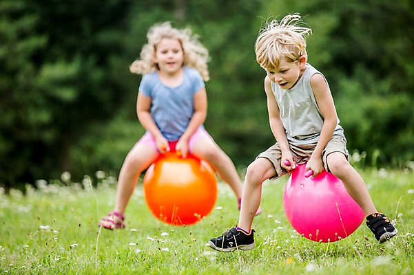 포토 JPG 주간 전신 서양인 외국인 응시 여자 남자 어린이 웃음 앉기 초원 야외 두명 앞모습 아웃포커스 소풍 점프 짐볼 숲 즐거움 놀기 국내포토 자연요소 시선 감정 뷰포인트 모션 촬영기법 표정 사람 인종 야외활동 파일형식