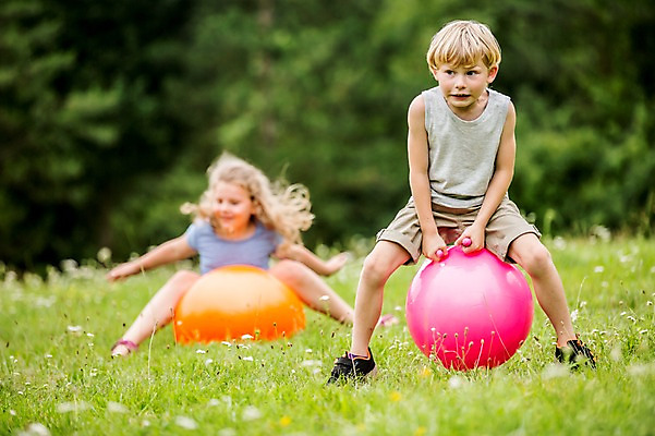 포토 JPG 주간 전신 서양인 외국인 응시 여자 남자 어린이 웃음 앉기 초원 야외 두명 앞모습 아웃포커스 소풍 점프 짐볼 숲 즐거움 놀기 국내포토 자연요소 시선 감정 뷰포인트 모션 촬영기법 표정 사람 인종 야외활동 파일형식