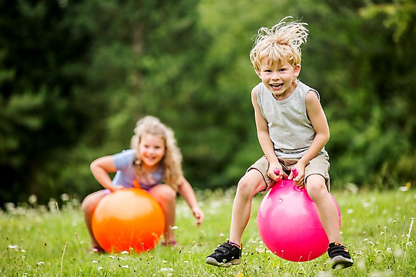 포토 JPG 주간 전신 서양인 외국인 응시 여자 남자 어린이 웃음 앉기 초원 야외 두명 앞모습 아웃포커스 소풍 점프 짐볼 숲 즐거움 넘어짐 놀기 국내포토 자연요소 시선 감정 뷰포인트 모션 촬영기법 표정 사람 인종 야외활동 파일형식