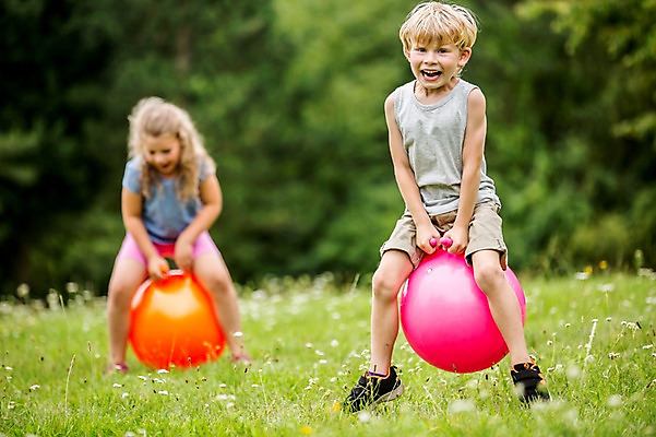 포토 JPG 주간 전신 서양인 외국인 응시 여자 남자 어린이 웃음 앉기 초원 야외 두명 앞모습 아웃포커스 소풍 점프 짐볼 숲 즐거움 놀기 국내포토 자연요소 시선 감정 뷰포인트 모션 촬영기법 표정 사람 인종 야외활동 파일형식
