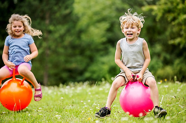 포토 JPG 주간 전신 서양인 외국인 응시 여자 남자 어린이 웃음 앉기 초원 야외 두명 앞모습 아웃포커스 소풍 점프 짐볼 숲 즐거움 놀기 국내포토 자연요소 시선 감정 뷰포인트 모션 촬영기법 표정 사람 인종 야외활동 파일형식