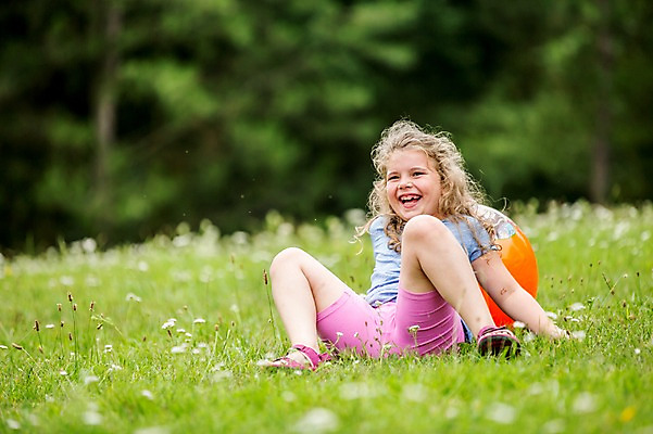 포토 JPG 주간 전신 서양인 외국인 응시 여자 어린이 한명 웃음 앉기 초원 야외 앞모습 소풍 점프 짐볼 숲 즐거움 넘어짐 놀기 소녀한명만 국내포토 자연요소 1 시선 감정 뷰포인트 모션 표정 사람 인종 야외활동 여자한명만 소녀만 파일형식