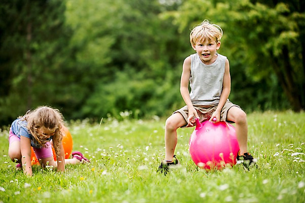 포토 JPG 주간 전신 서양인 외국인 응시 여자 남자 어린이 웃음 앉기 초원 야외 두명 앞모습 소풍 점프 짐볼 숲 즐거움 넘어짐 놀기 국내포토 자연요소 시선 감정 뷰포인트 모션 표정 사람 인종 야외활동 파일형식