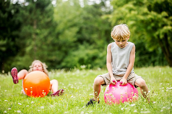 포토 JPG 주간 전신 서양인 외국인 응시 여자 남자 어린이 웃음 앉기 초원 야외 두명 앞모습 아웃포커스 소풍 점프 짐볼 숲 즐거움 넘어짐 놀기 국내포토 자연요소 시선 감정 뷰포인트 모션 촬영기법 표정 사람 인종 야외활동 파일형식