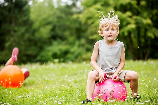 포토 JPG 주간 전신 서양인 외국인 응시 여자 남자 어린이 웃음 앉기 초원 야외 두명 앞모습 아웃포커스 신체부위 소풍 점프 하반신 다리 짐볼 숲 즐거움 넘어짐 놀기 국내포토 자연요소 시선 감정 뷰포인트 모션 촬영기법 표정 사람 인종 야외활동 파일형식