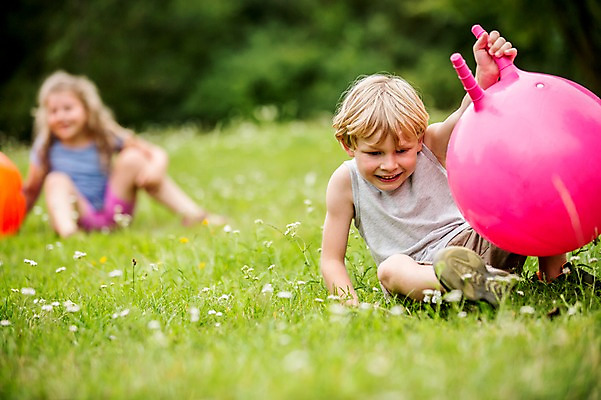 포토 JPG 주간 전신 서양인 외국인 응시 여자 남자 어린이 웃음 앉기 초원 야외 두명 앞모습 아웃포커스 소풍 점프 짐볼 숲 즐거움 넘어짐 놀기 국내포토 자연요소 시선 감정 뷰포인트 모션 촬영기법 표정 사람 인종 야외활동 파일형식