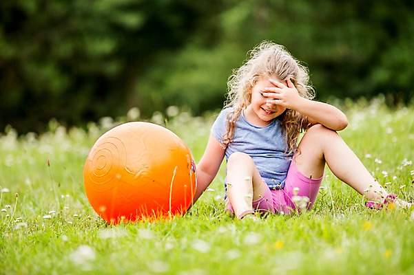 포토 JPG 주간 전신 서양인 외국인 응시 여자 어린이 한명 웃음 앉기 초원 야외 앞모습 소풍 점프 짐볼 숲 즐거움 놀기 소녀한명만 국내포토 자연요소 1 시선 감정 뷰포인트 모션 표정 사람 인종 야외활동 여자한명만 소녀만 파일형식