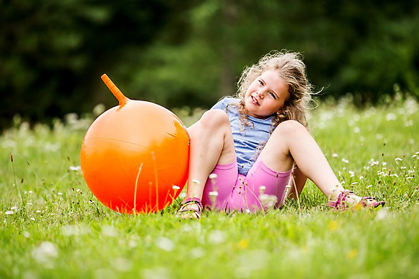 포토 JPG 주간 전신 서양인 외국인 응시 여자 어린이 한명 웃음 앉기 초원 야외 앞모습 소풍 점프 짐볼 숲 즐거움 넘어짐 놀기 소녀한명만 국내포토 자연요소 1 시선 감정 뷰포인트 모션 표정 사람 인종 야외활동 여자한명만 소녀만 파일형식