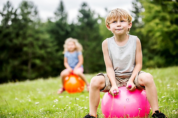 포토 JPG 주간 전신 서양인 외국인 응시 여자 남자 어린이 웃음 앉기 초원 야외 두명 앞모습 아웃포커스 소풍 점프 짐볼 숲 즐거움 놀기 국내포토 자연요소 시선 감정 뷰포인트 모션 촬영기법 표정 사람 인종 야외활동 파일형식