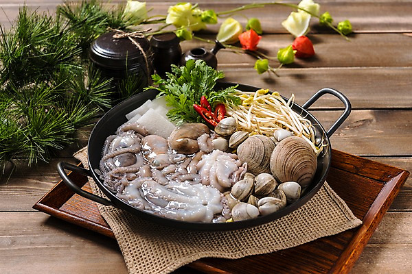 포토 JPG 스튜디오촬영 그릇 한식 음식 고추 조개 실내 사람없음 탕 콩나물 낙지 낙지전골 연포탕 나무배경 국내포토 식기 백그라운드 채소 어패류 연체동물 내부 수중동물 나물 전골 파일형식