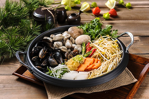 포토 JPG 스튜디오촬영 그릇 한식 음식 고추 조개 실내 사람없음 무 홍합 콩나물 홍합탕 나무배경 국내포토 식기 백그라운드 채소 어패류 뿌리채소 내부 탕 나물 파일형식