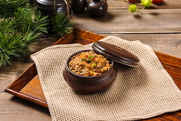 포토 JPG 스튜디오촬영 그릇 한식 음식 콩 실내 사람없음 뚝배기 강된장 나무배경 국내포토 식기 백그라운드 곡류 내부 된장 파일형식