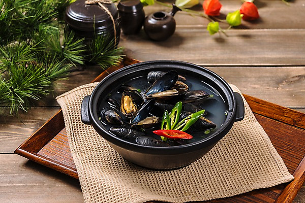 포토 JPG 스튜디오촬영 그릇 한식 음식 고추 실내 사람없음 뚝배기 탕 홍합 홍합탕 나무배경 국내포토 식기 백그라운드 채소 어패류 내부 파일형식