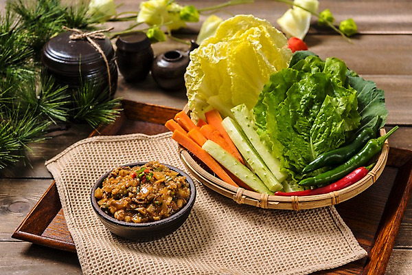 포토 JPG 스튜디오촬영 그릇 한식 음식 고추 오이 콩 실내 사람없음 당근 상추 배추 강된장 쌈채소 나무배경 국내포토 식기 백그라운드 채소 곡류 뿌리채소 내부 된장 파일형식