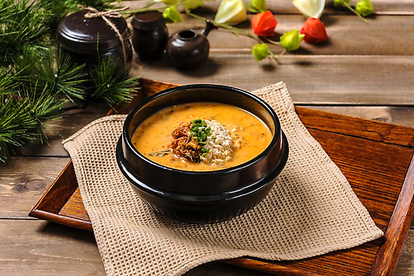 포토 JPG 스튜디오촬영 그릇 한식 음식 실내 사람없음 뚝배기 콩비지 콩비지찌개 나무배경 국내포토 식기 백그라운드 내부 찌개 비지 파일형식