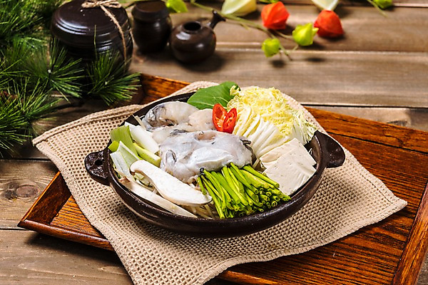 포토 JPG 스튜디오촬영 그릇 한식 음식 고추 실내 사람없음 버섯 배추 뚝배기 두부 대구 대구탕 나무배경 국내포토 식기 백그라운드 채소 어류 내부 탕 파일형식